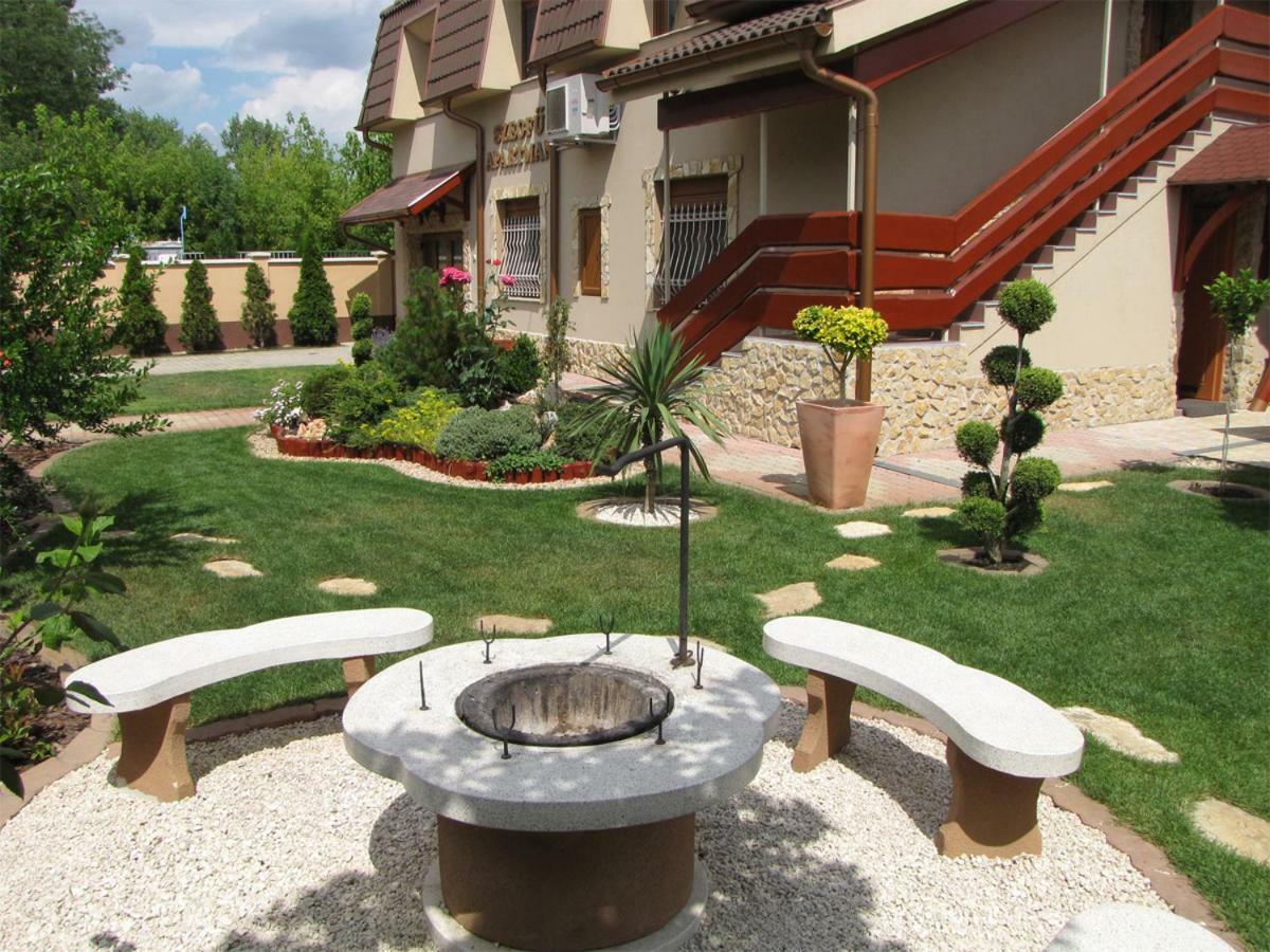 Вилла Szegfu Apartman Хайдусобосло Экстерьер фото
